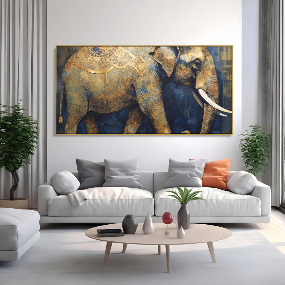 Tablou canvas cu tablou canvas cu pictura de elefant auriu, in rama de aluminiu auriu, pe perete intr-un living